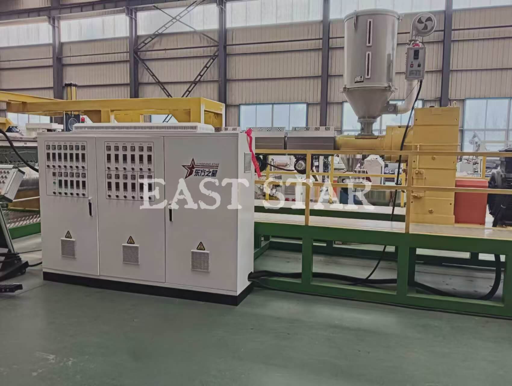 ब्रेकथ्रू इनोव्हेशन! Qingdao EASTSTAR नवीन 2.4-मीटर खत बेल्ट शीट एक्स्ट्रुजन लाइन यशस्वीरित्या रोल ऑफ लाईन