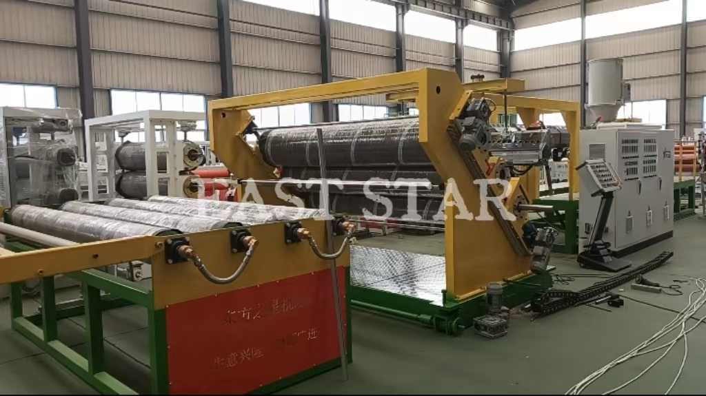 2.4-मीटर खत बेल्ट शीट उत्पादन लाइन स्थापित आणि पॅकेजिंगसाठी तयार