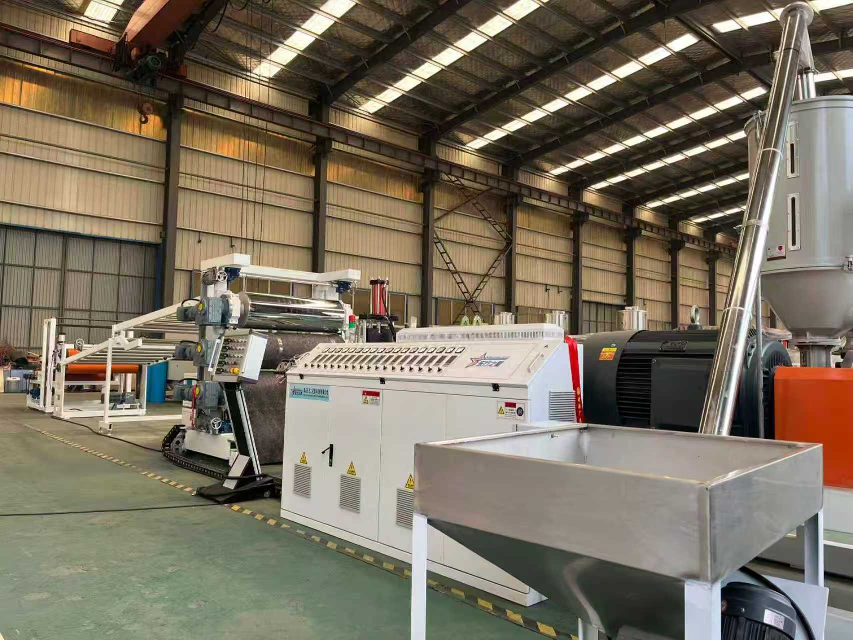 QINGDAO EASTSTAR TPE/TPV/TPU/TPR अँटी-स्लिप मॅट इक्विपमेंट तपासणीसाठी ग्राहकांचे स्वागत करते