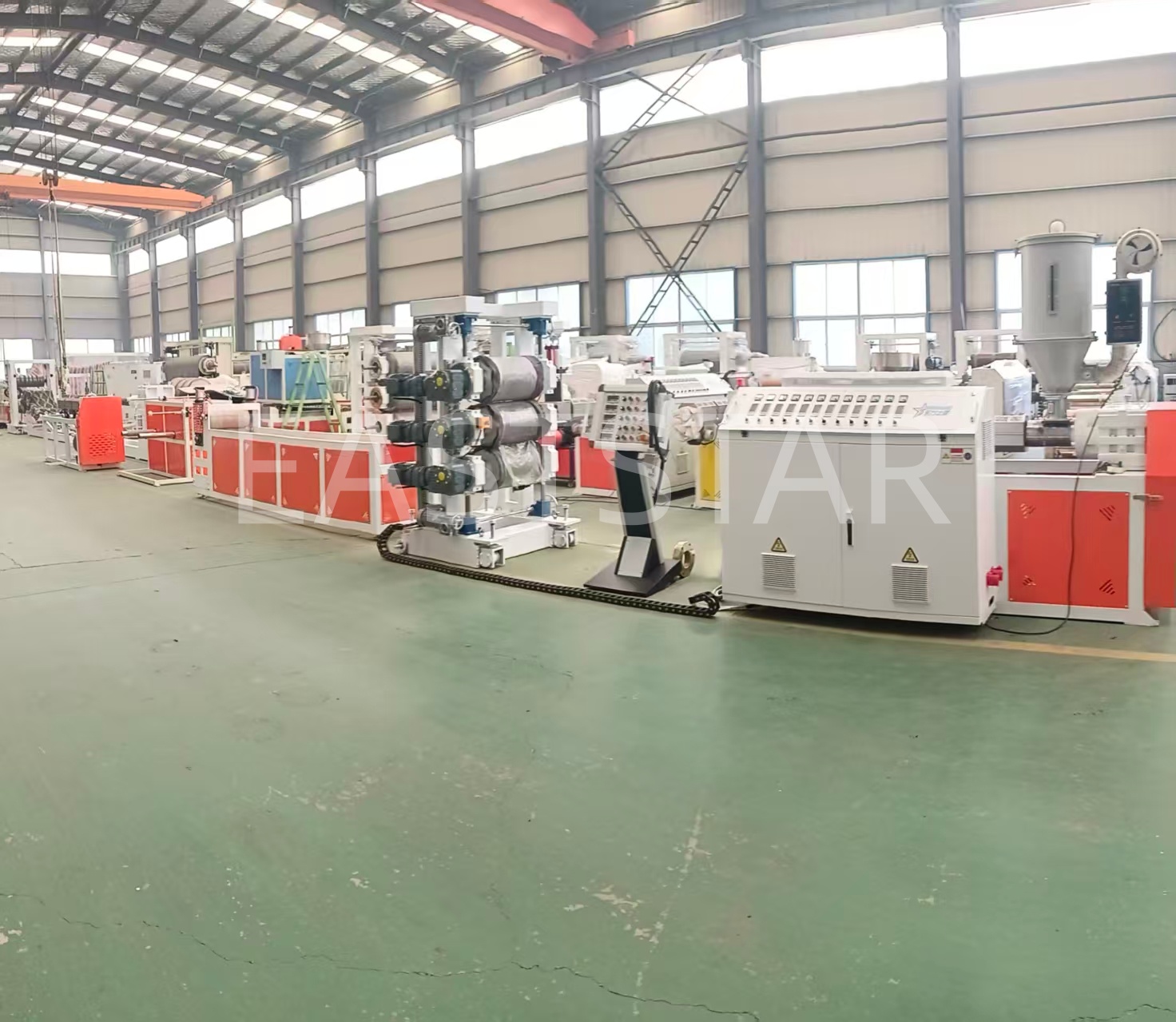 EASTSTR नाविन्यपूर्ण उच्च-कार्यक्षमता एक्सट्रूजन लाइनसह पीओके शीट उत्पादनाला पुढे करते