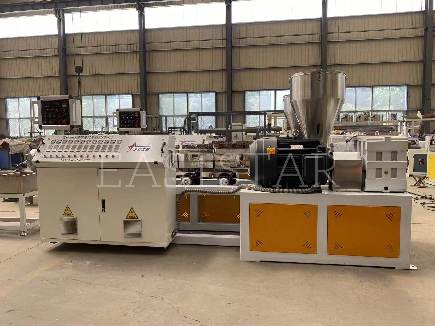 आमची तांत्रिक टीम आमच्या अरब क्लायंटसाठी TSSK65 समांतर ट्विन-स्क्रू ग्रॅन्युलेटरची अचूक असेंब्ली आयोजित करत आहे.